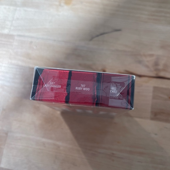 NWT + PACKAGING MAC DANGEROUS REDS LIPSTICK TRAVEL EXCLUSIVE - Picture 2 of 2